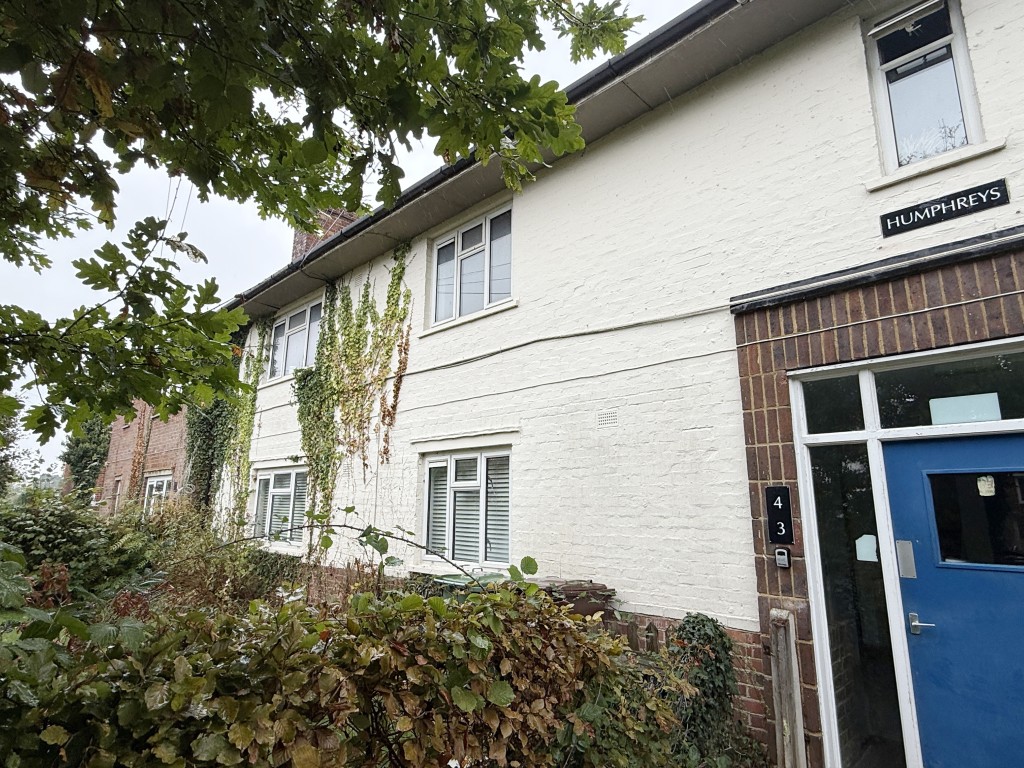 Lot: 100 - FLAT IN NEED OF IMPROVEMENT IN VILLAGE LOCATION - View of Flat in Need of Refurbishment